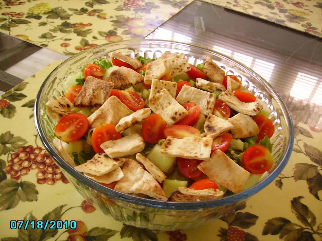 Arabischer Salat mit geröstetem Brot (Fattoush) | Rezepte