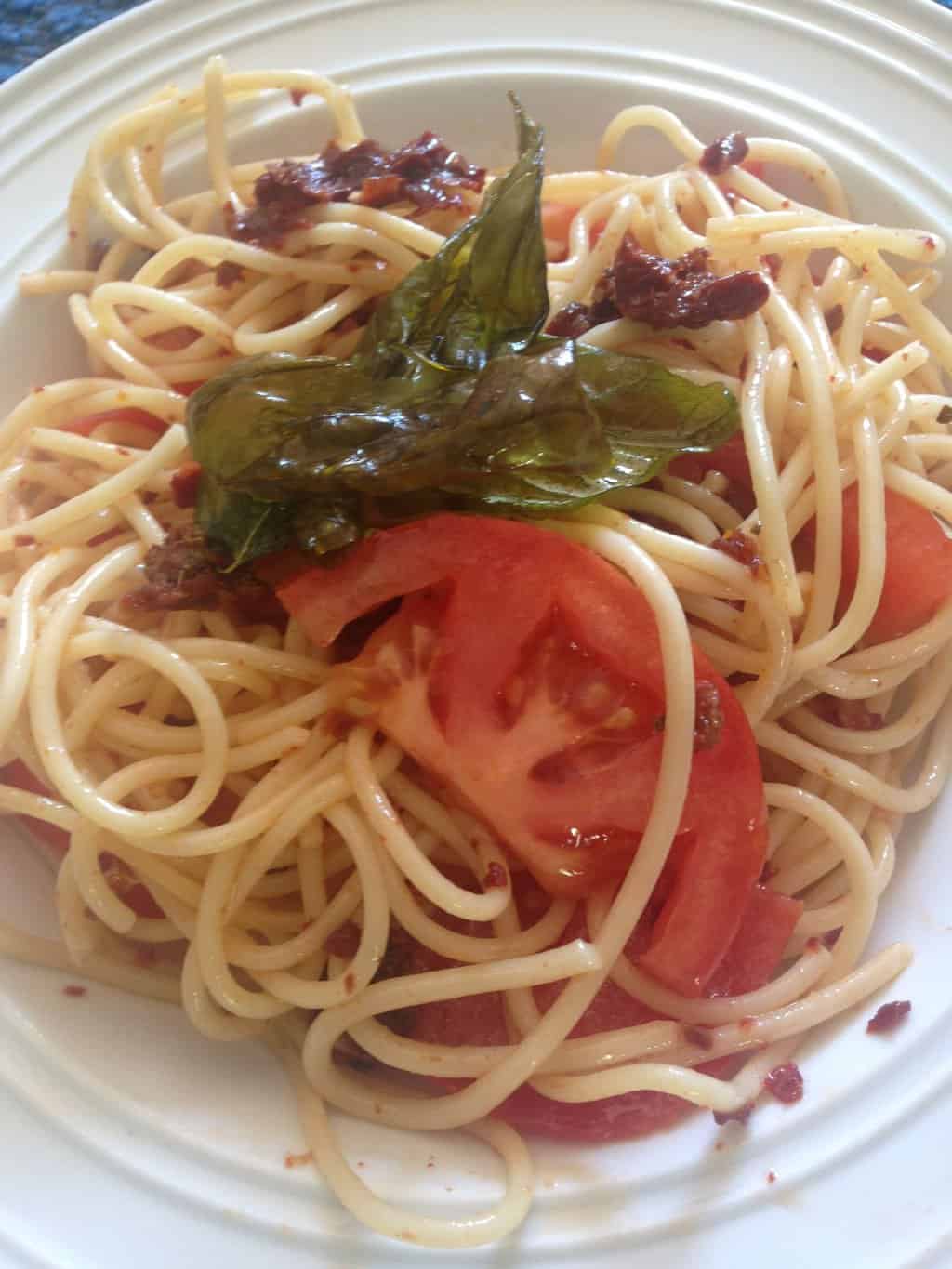 Einfacher Spaghettisalat mit Tomaten und Basilikum | Rezepte