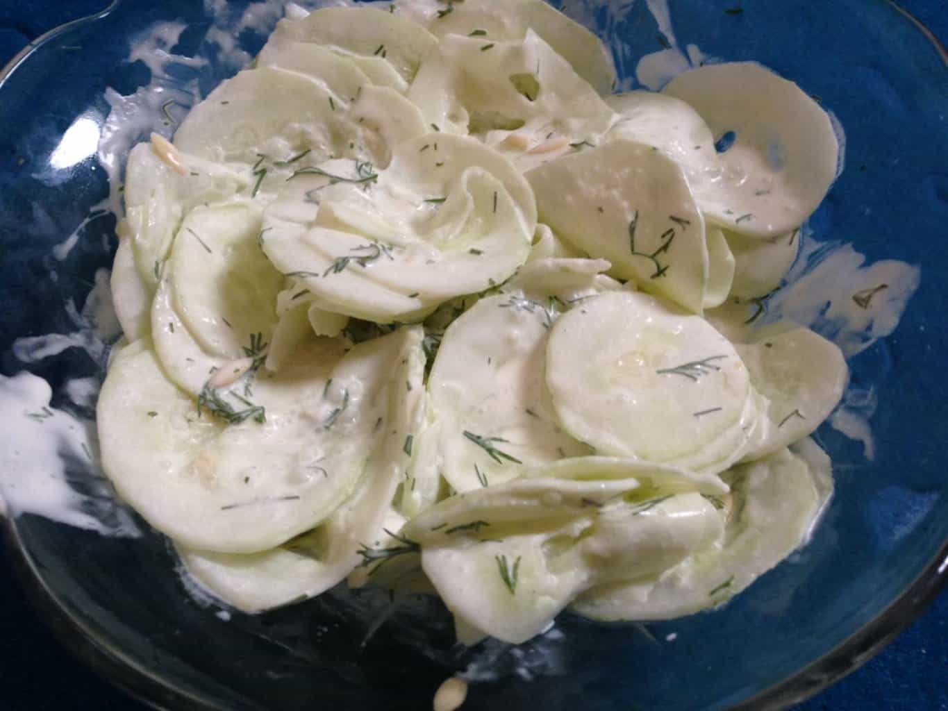 Gurkensalat mit Sahne-Kräuterdressing | Rezepte
