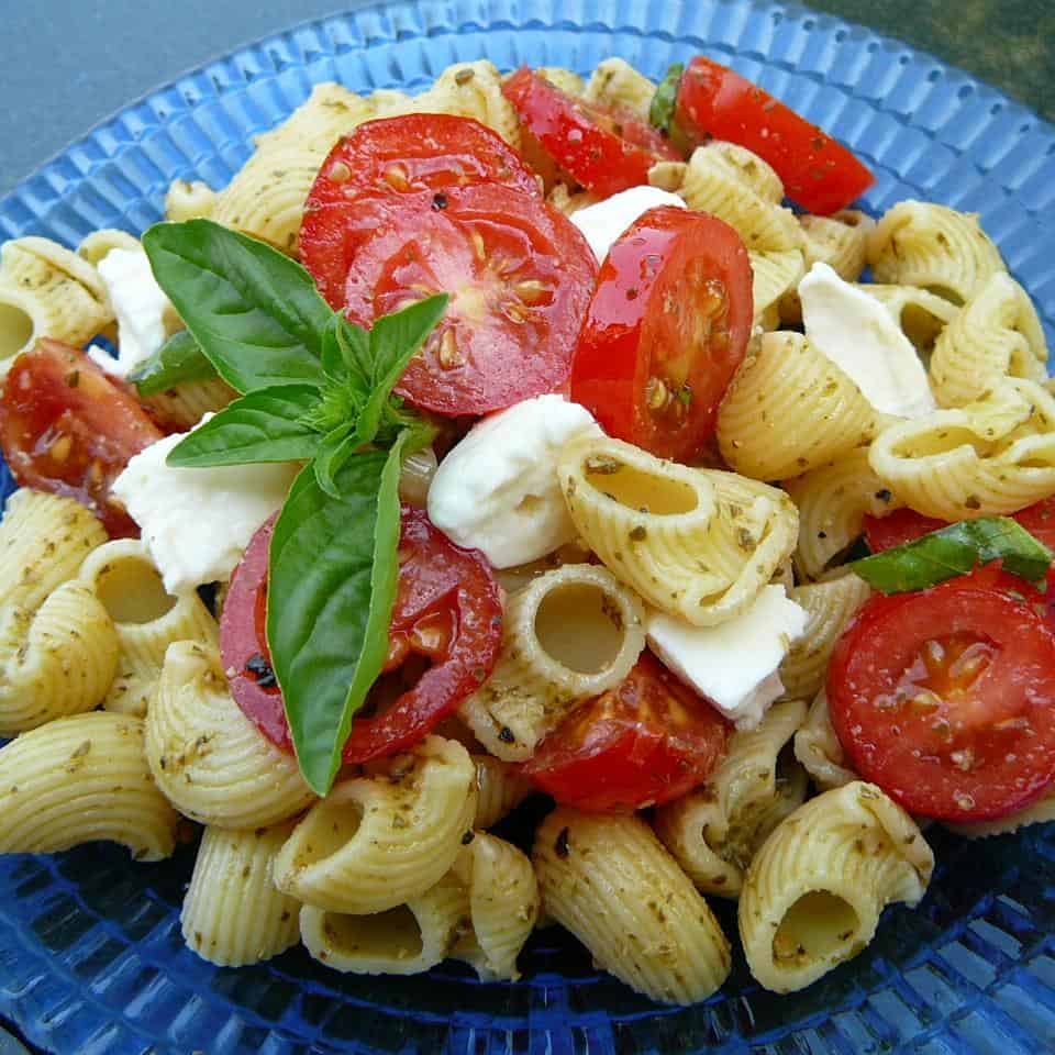 Italienischer Nudelsalat mit Pesto, Tomaten und Mozzarella | Rezepte