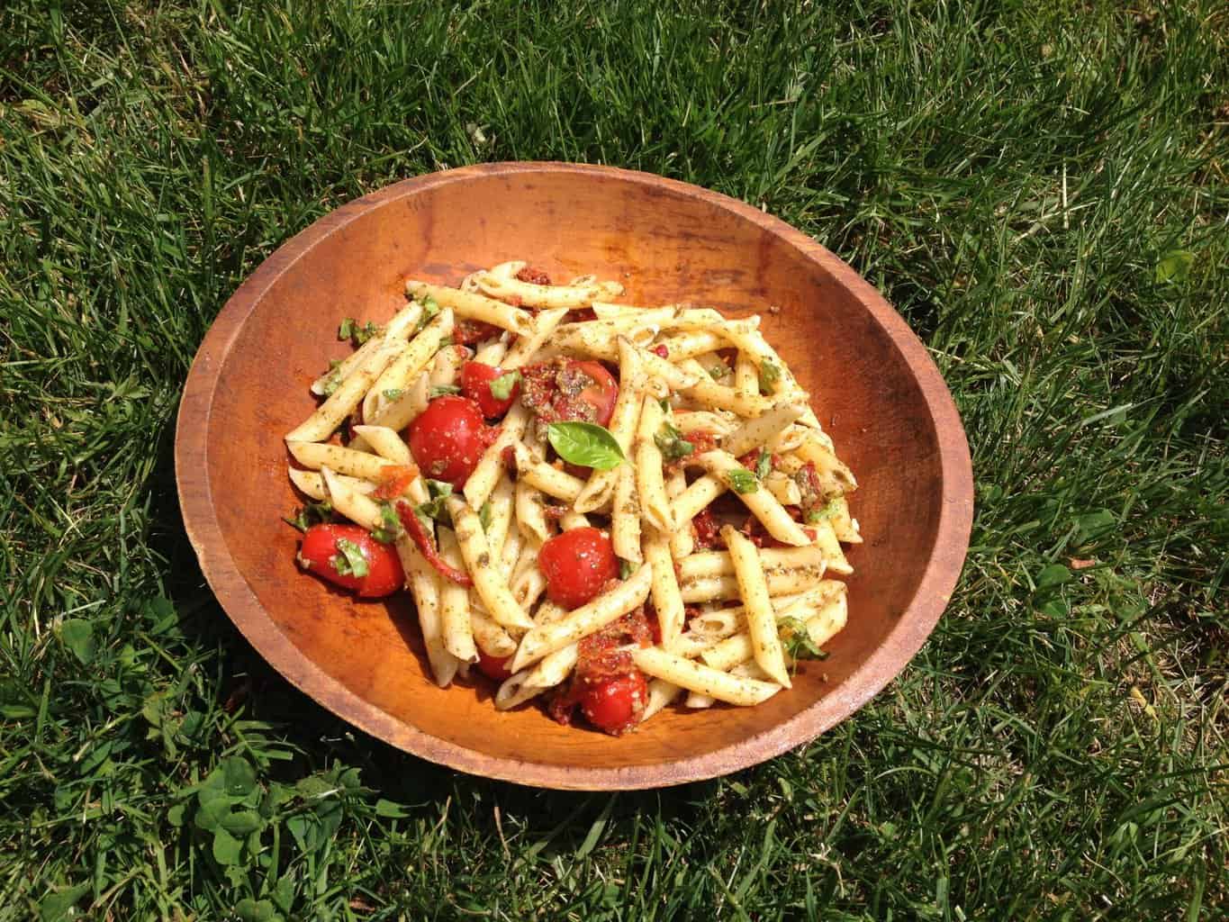 Italienischer Nudelsalat mit Pesto und sonnengetrockneten Tomaten | Rezepte
