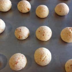 Pao De Queijo Brasilianische Kaesebaellchen.jpg