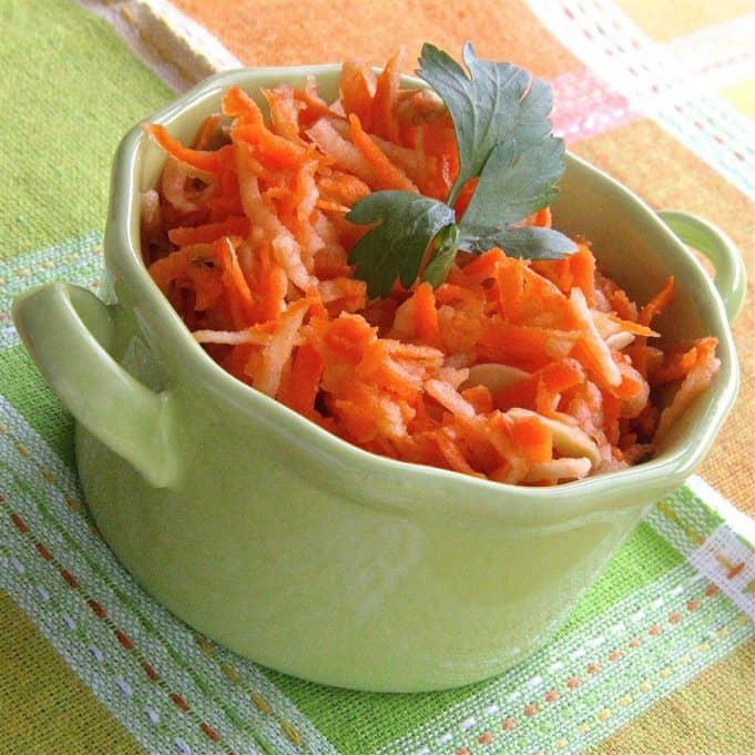 Rohkost Karottensalat mit Apfel und Mandeln | Rezepte