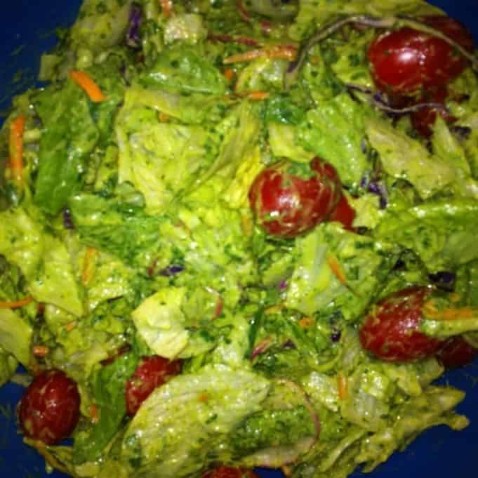 Salat aus schwarzen Bohnen mit Avocado-Limetten-Dressing | Rezepte