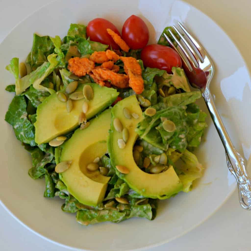 Salat mit Avocados und Sonnenblumenkernen | Rezepte