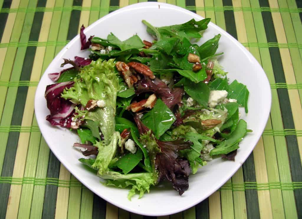 Salat mit Blauschimmelkäse und Balsamico-Dressing | Rezepte