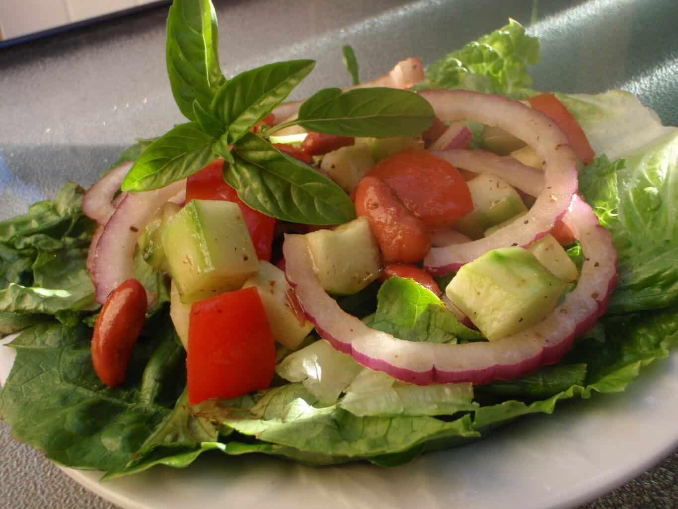 Salat mit Tofu, Gurken und Tomaten | Rezepte