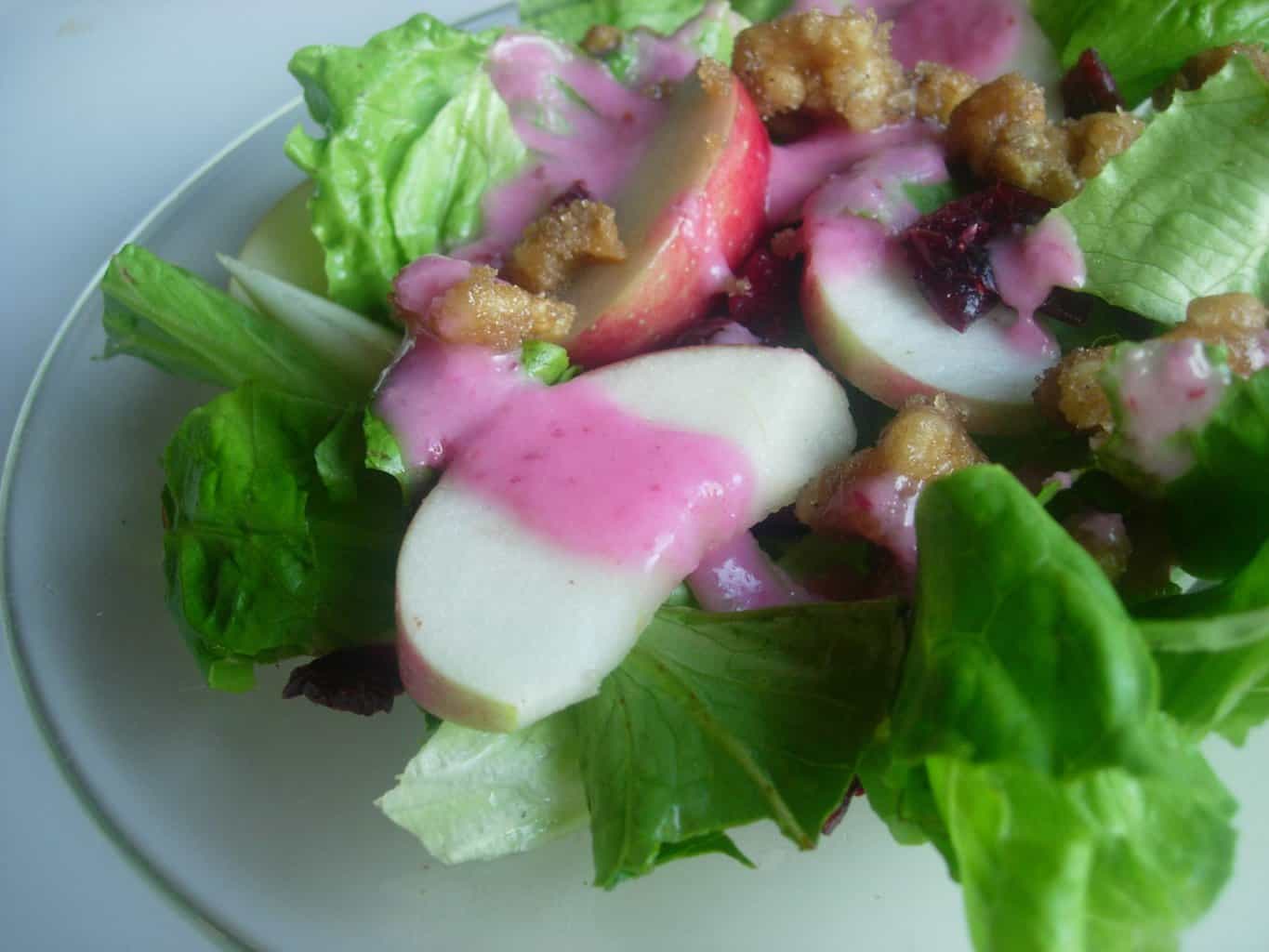Salat mit Walnüssen, Äpfeln und Cranberry Vinaigrette | Rezepte