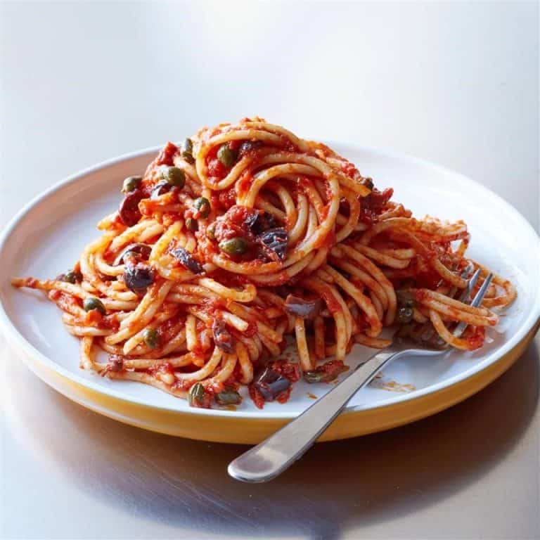 Spaghetti mit Kapern und Anchovis (alla Puttanesca) | Rezepte