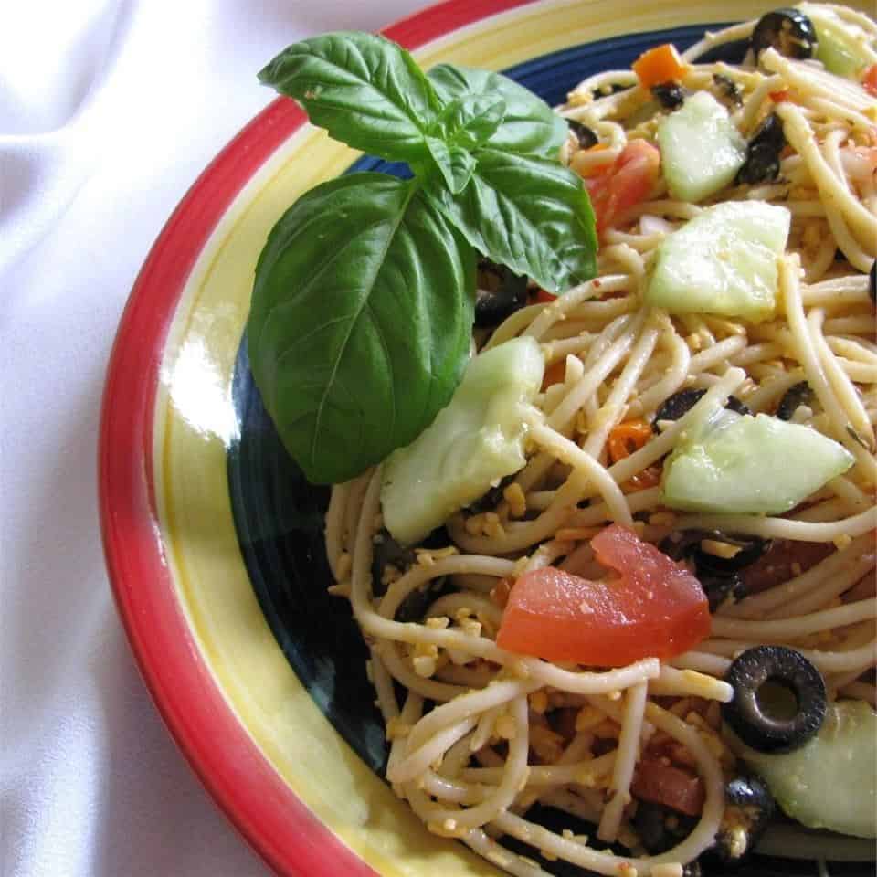 Spaghettisalat mit Hähnchen und Gemüse | Rezepte