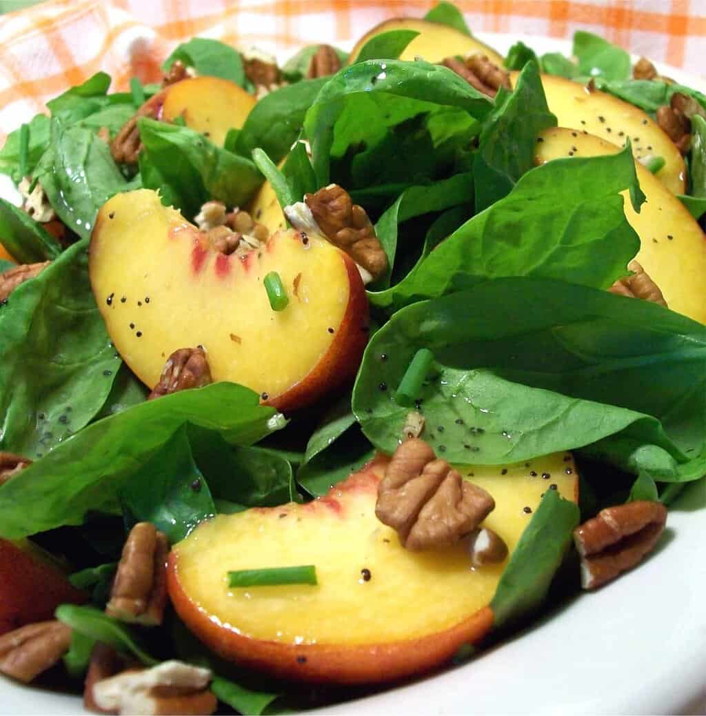 Spinatsalat mit Pfirsichen und Pekannüssen | Rezepte